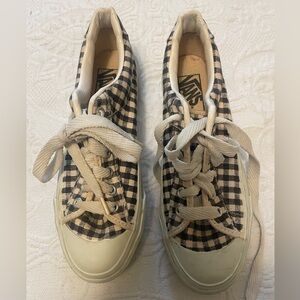 Ben's size 6 tennis shoes